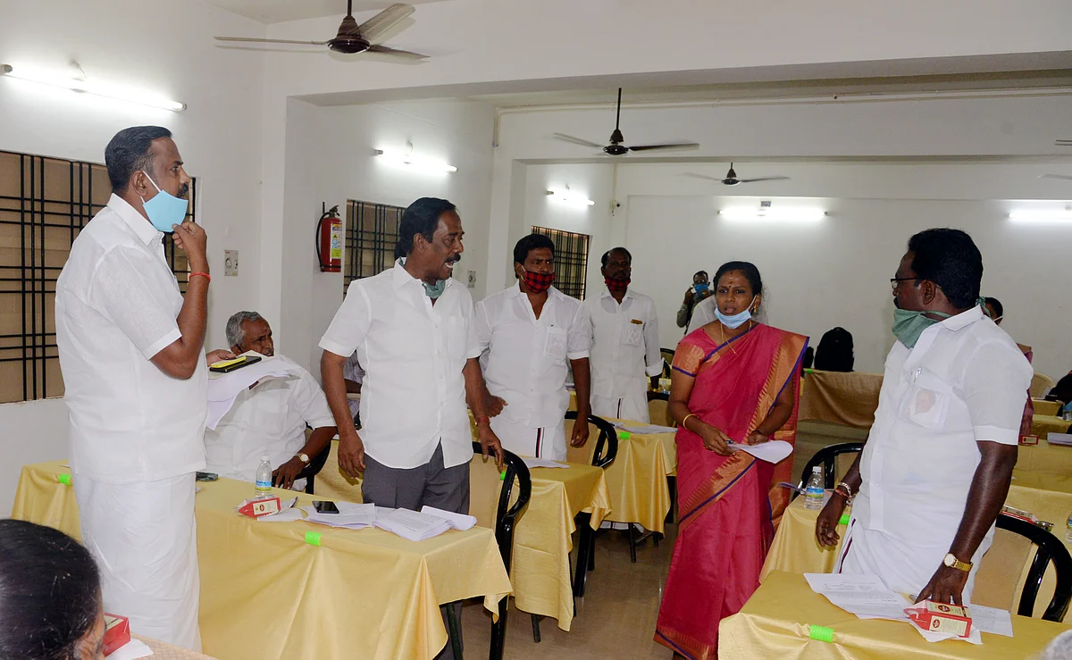 கூட்டத்தில் சலசலப்பு