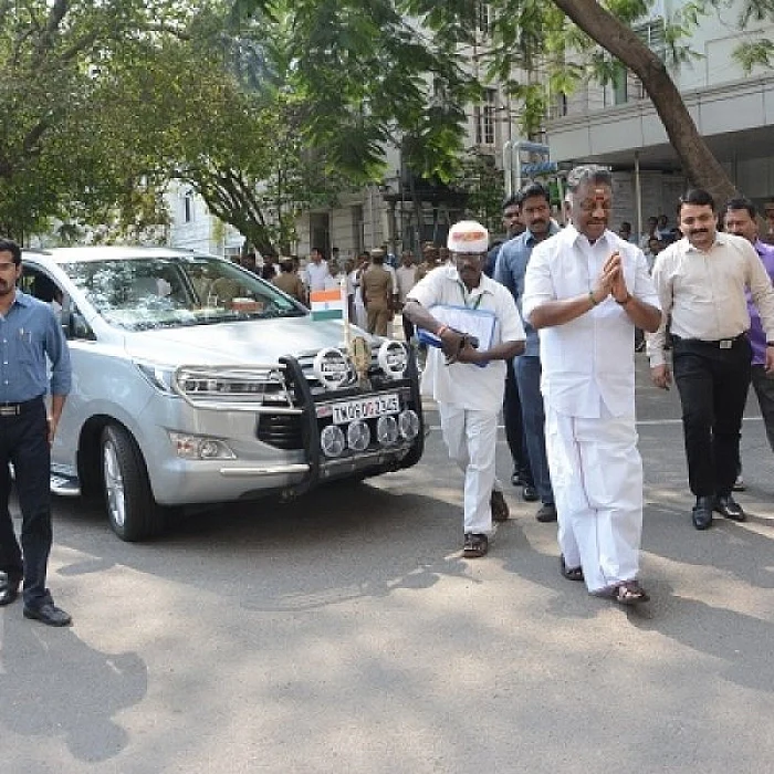 காருடன் பன்னீர்