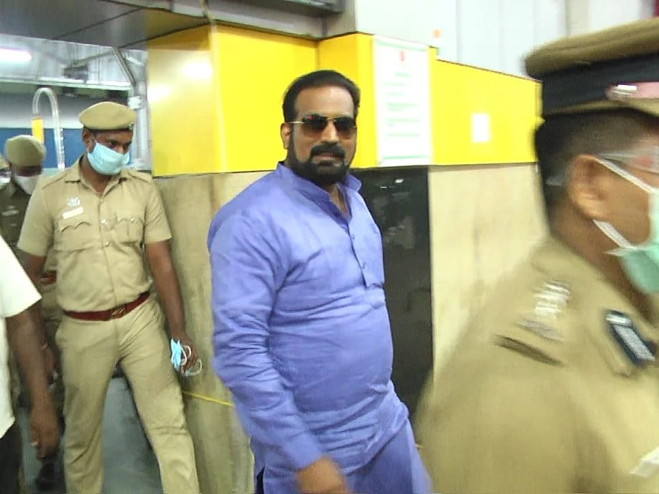 `சிறப்பு ரயிலைப் பார்வையிட இவர் அதிகாரியா...?’ -டெல்லி முரளியால் வேலூரில் வெடித்த சர்ச்சை