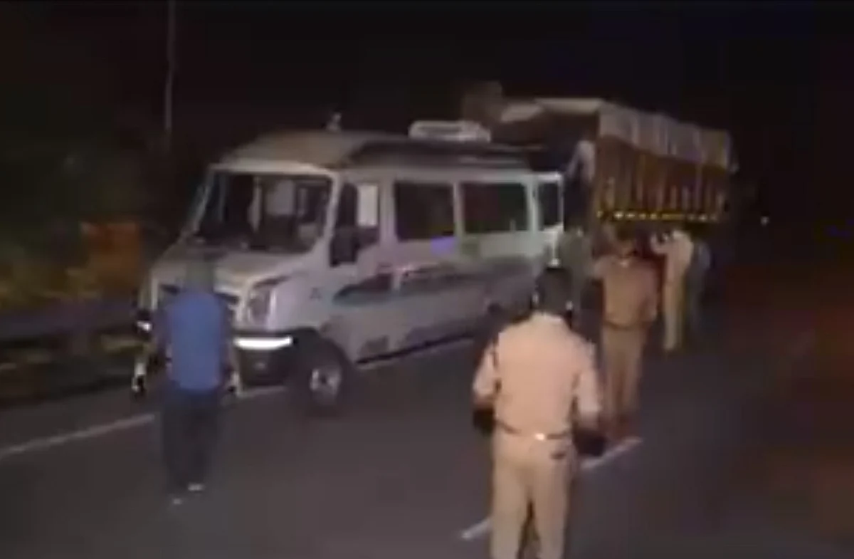 ஆம்புலன்ஸுக்கு மாற்றப்படும் உடல்கள்