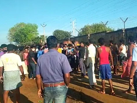 `வட மாநிலத் தொழிலாளர்கள் போராட்டத்தில் வன்முறை’ -கூடங்குளத்தில் காவலர் படுகாயம், பதற்றம்!