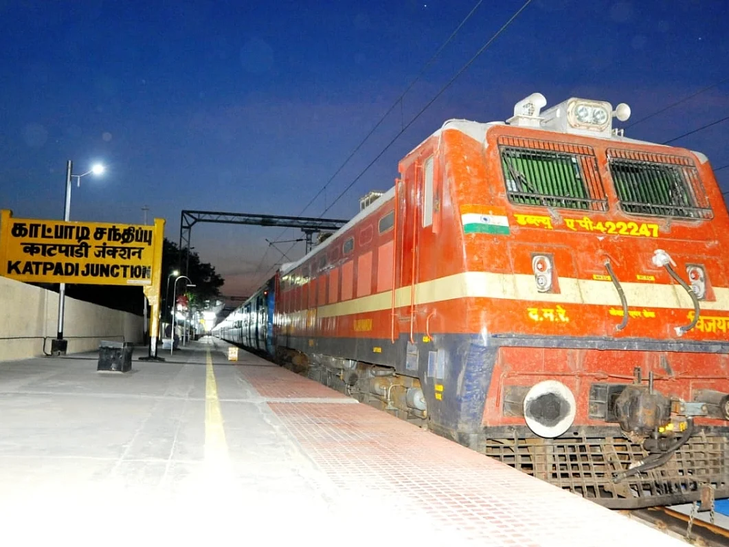 ரயிலுக்கு 200 ரூபாய்... ஆட்டோவுக்கு 1000 ரூபாய்! - ரயில் பயணிகளின் சிரமம் போக்குமா அரசு?