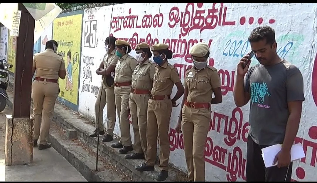 தப்பிய தொழிலாளர்களை பிடித்த போலீஸார்.