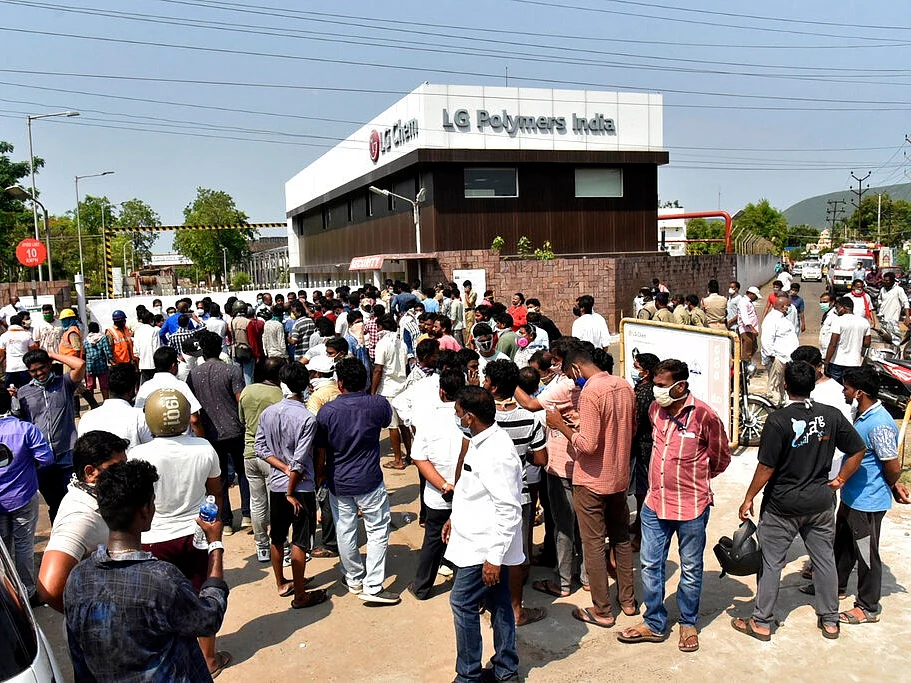 `நள்ளிரவில் வெளியேறிய வாயு; அபாய எச்சரிக்கை கொடுக்காத ஆலை!’- திகில் நிமிடங்களை விவரித்த கிராம மக்கள்