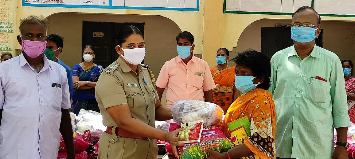 நிவாரணப் பொருள்களை வழங்கும் சுகாதேவி