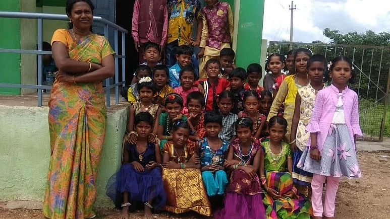 மாணவர்களுடன் ஆசிரியை