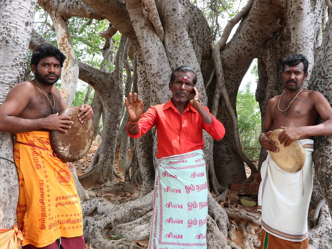 `கொடுத்த அட்வான்ஸைத் திருப்பிக் கேட்குறாங்க!' - நின்றுபோன திருவிழாக்களால் கலங்கும் கணியான் கலைஞர்கள்