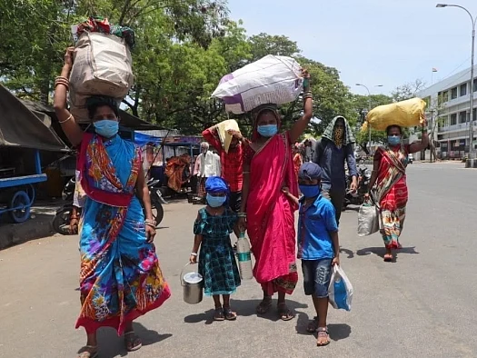 நெடுஞ்சாலைகளைக் கடக்கும் புலம்பெயர் பெண் தொழிலாளர்களின் மாதவிடாய் துயரங்கள்! #MenstrualHygieneDay
