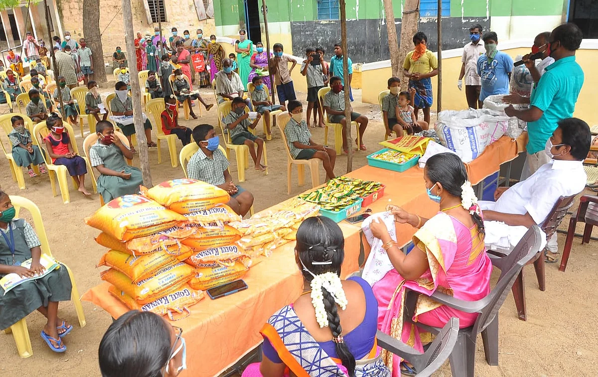 சமூக இடைவெளியுடன் அமர வைக்கப்பட்ட மாணவர்கள்
