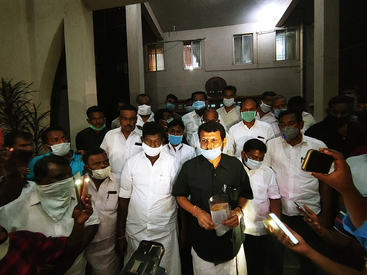 செய்தியாளர்களிடம் பேசும் செந்தில் பாலாஜி