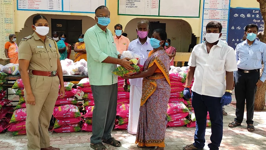 நிவாரணப் பொருள்களை வழங்கும் தலைமை ஆசிரியர் சீனி