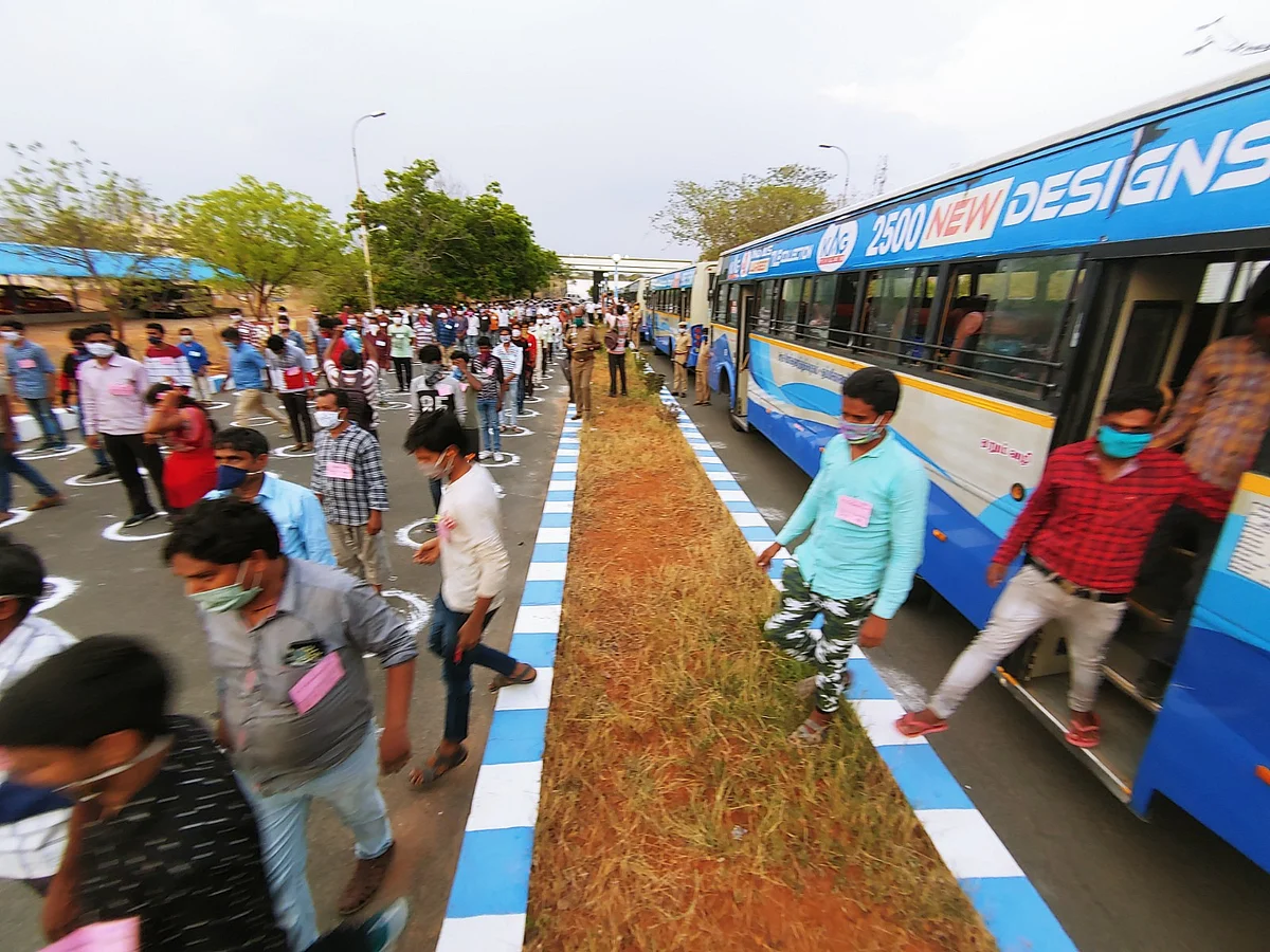 உ.பிக்கு செல்லும் தொழிலாளர்கள்