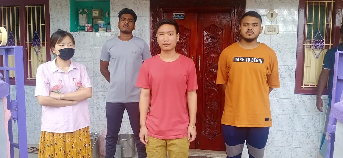 கொரோனா ஊரடங்கினால் பாதிக்கப்பட்ட மாணவர்கள்