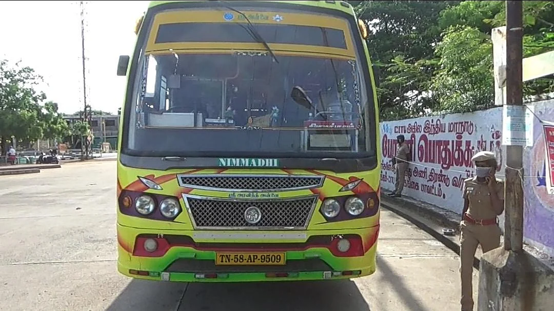 தொழிலாளர்கள் வந்த பேருந்து.