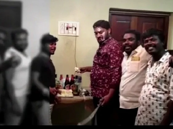 அரிவாளால் கேக் வெட்டி பிறந்தநாள் கொண்டாட்டம்.. - விசாரணை நடத்தும் நெல்லை காவல்துறை!