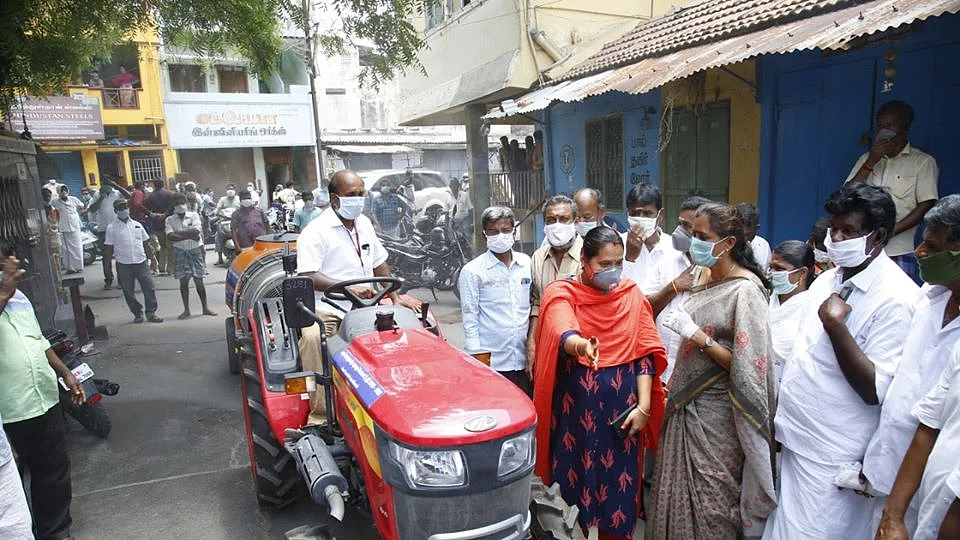 ஜோதிமணி வழங்கிய கிருமிநாசினி தெளிக்கும் இயந்திரம்