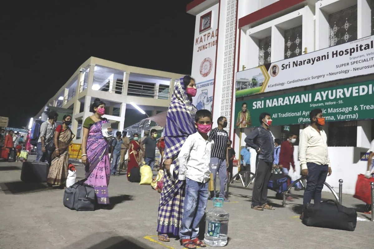 சிறப்பு ரயிலில் பயணிக்கும் நபர்கள்