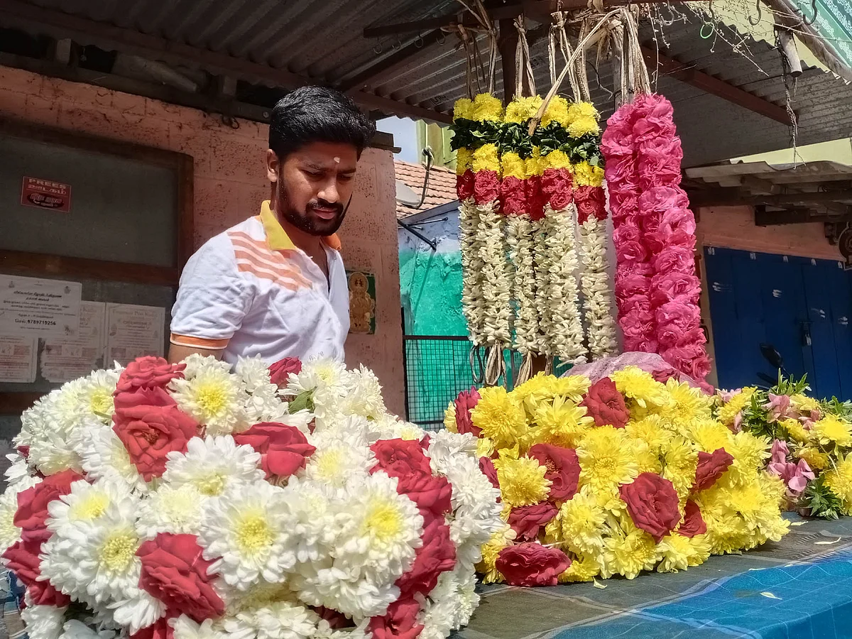 தனது பூ கடையில் கார்த்திக்