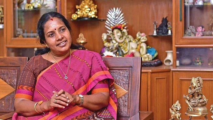 ``தனியார்மயத்தால் பயனடையப்போவது மக்கள்தான்!" - வானதி சீனிவாசன் `லாஜிக்' பேட்டி