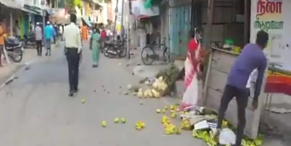 கீழே சாய்த்துவிடப்பட்ட பழங்கள்