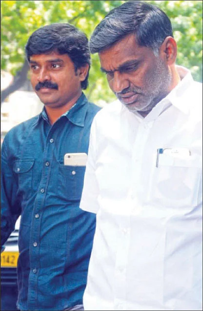 கே.சி.வீரமணியுடன் ஷியாம்குமார்
