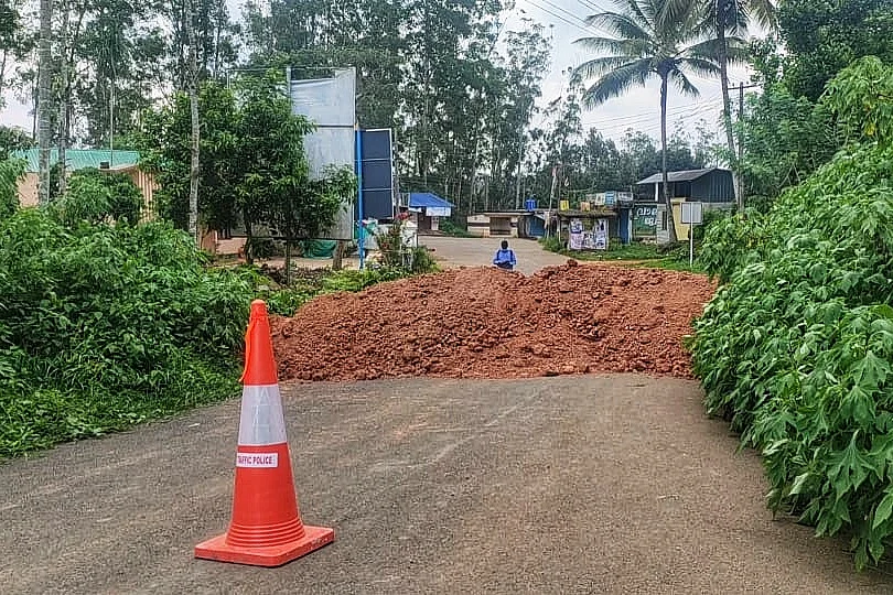சாலையில் மண்ணைக்கொட்டி அத்துமீறும் கேரளா