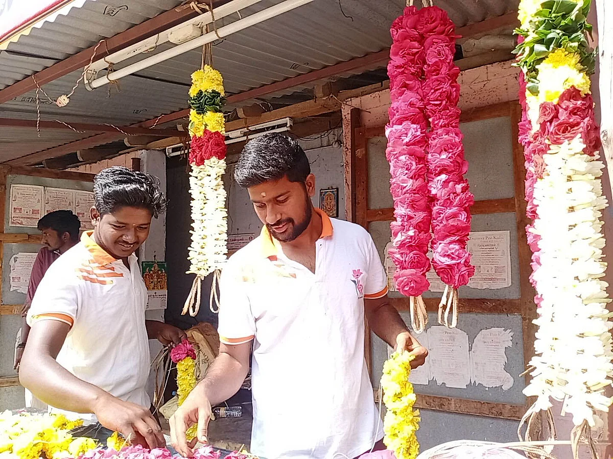 பூ கட்டும் கார்த்திக்