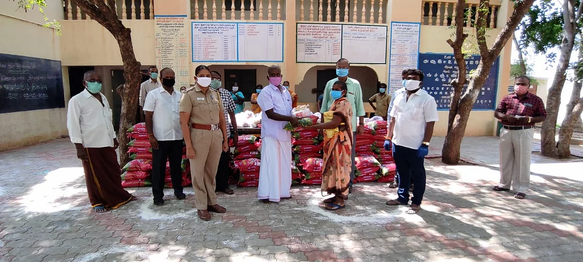 நிவாரணப் பொருள்கள் வழங்கல்