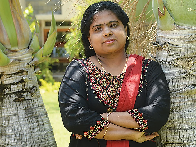 துணையாக நின்றார்... வென்றார்! - தீபா