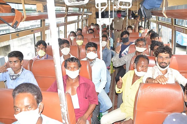 பேருந்தில் அழைத்து வரப்பட்ட தொழிலாளர்கள்