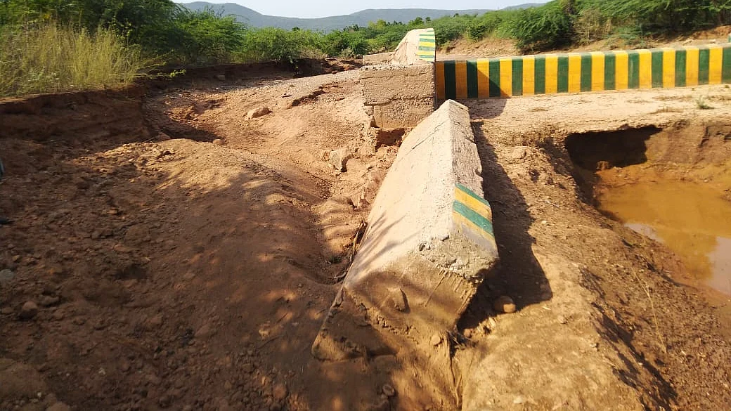 உடைந்த புங்கம்பாடி தடுப்பணை