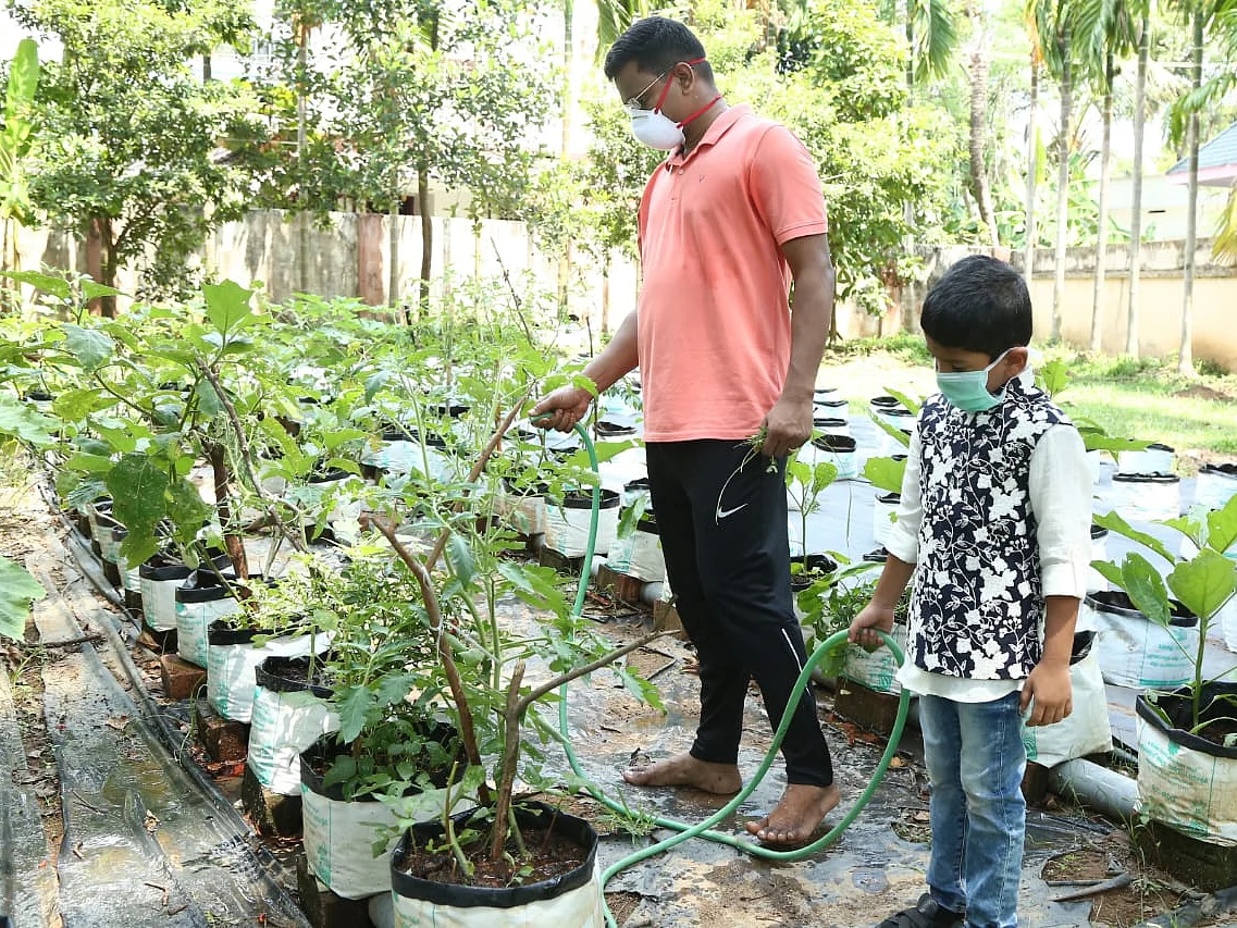 கேரளாவைக் கலக்கும் `கிச்சன் கார்டன் சேலஞ்ச்’ - விழிப்புணர்வைத் தொடங்கிவைத்த தமிழக ஐ.பி.எஸ் அதிகாரி!
