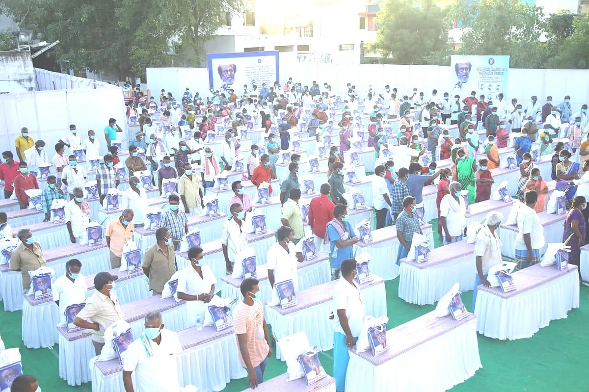 நிவாரணப் பொருள்களை பெற்ற பயனாளிகள்