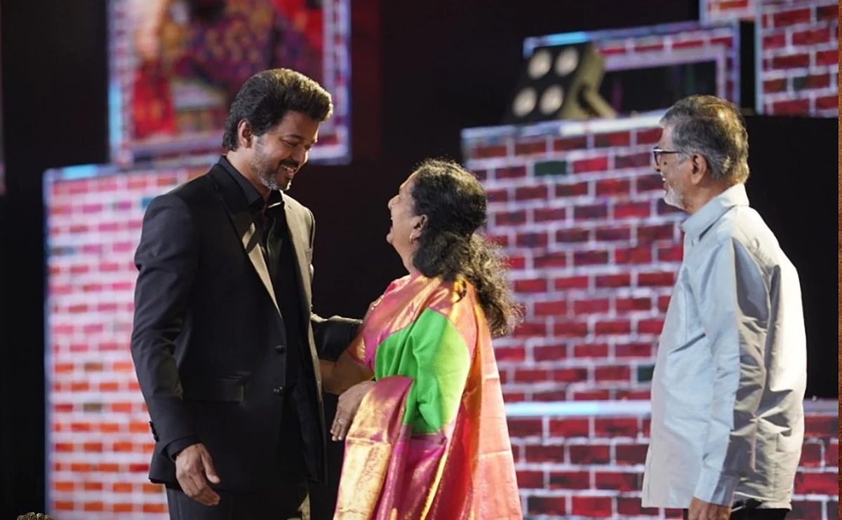 பெற்றோருடன் விஜய்