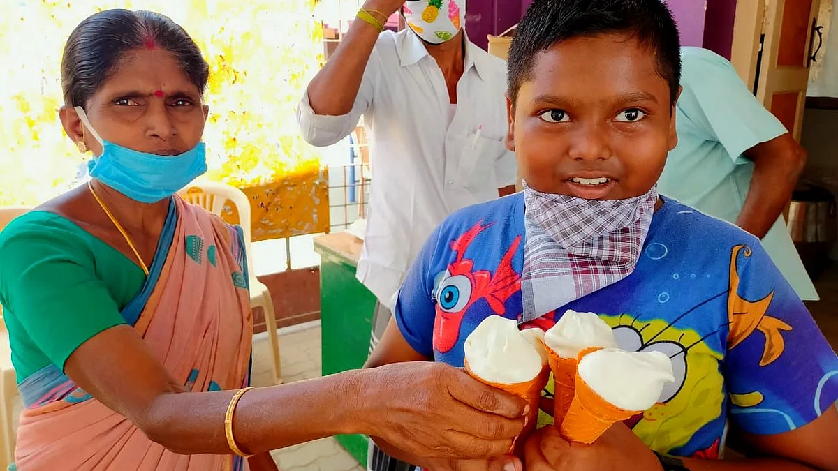 ஆர்வமாக 'மேலூர் ஐஸ்க்ரீம்' வாங்கும் சிறுவன்
