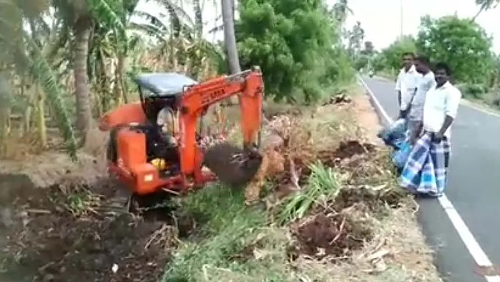 வாய்க்கால்களைத் தூர்வாரும் விவசாயிகள்