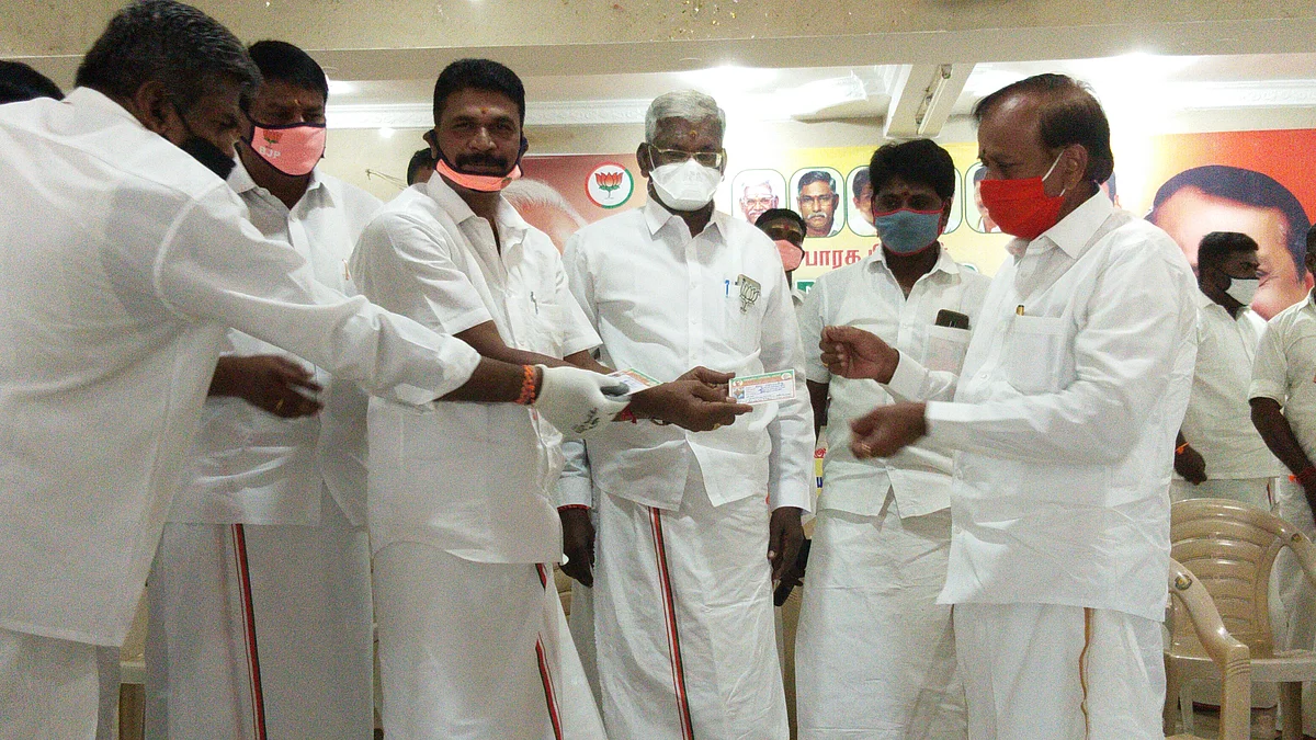 உறுப்பினர் அட்டை வழங்கும் ஹெச்.ராஜா