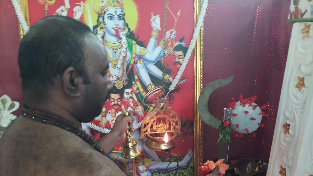 கொரோனா தேவிக்கு பூஜை செய்யும் அனிலன் நம்பூதிரி