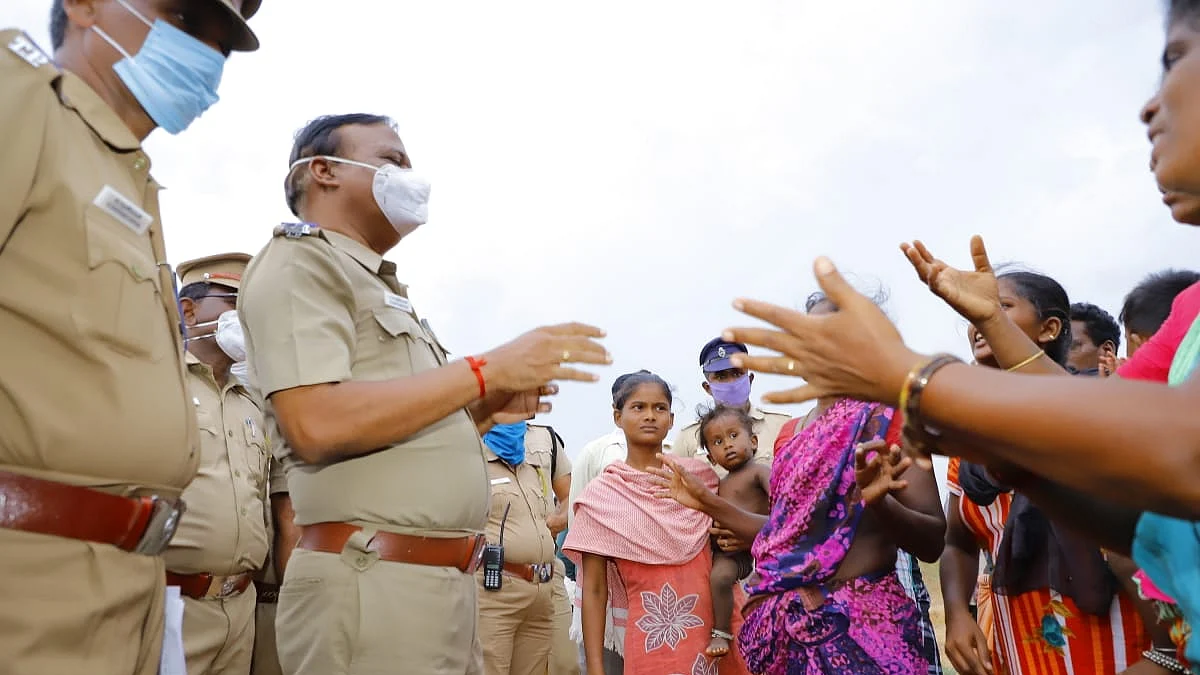 போலீஸிடம் முறையிடும் உறவினர்கள்