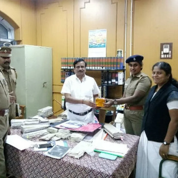 சுஜா நீதிபதியிடம் பாராட்டு பெறும்போது