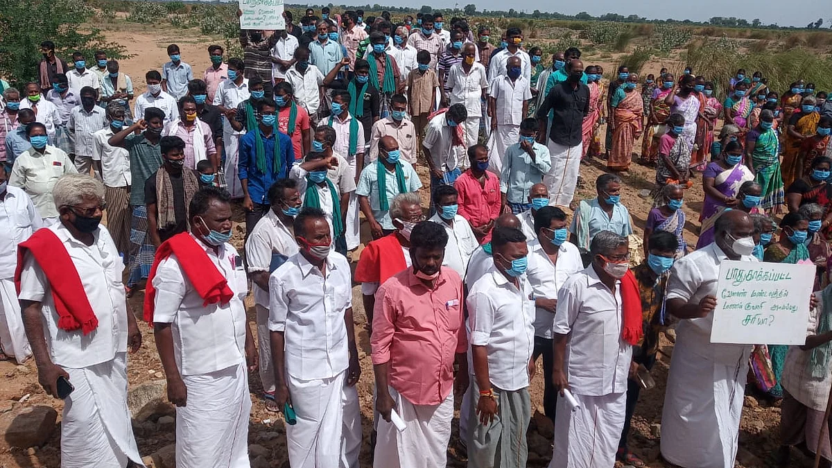 கொள்ளிடம் ஆற்றுக்குள் விவசாயிகள் போராட்டம்