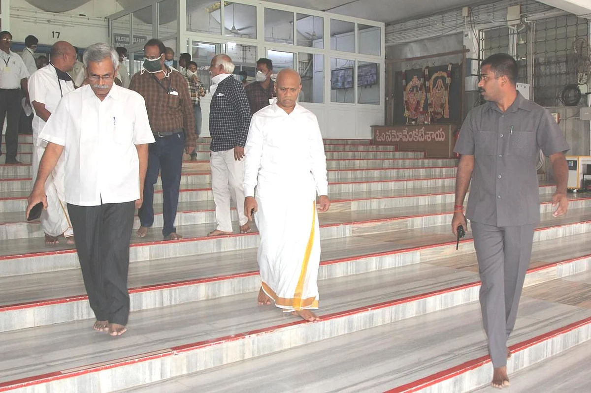 ஆய்வு செய்த தேவஸ்தான அதிகாரிகள்
