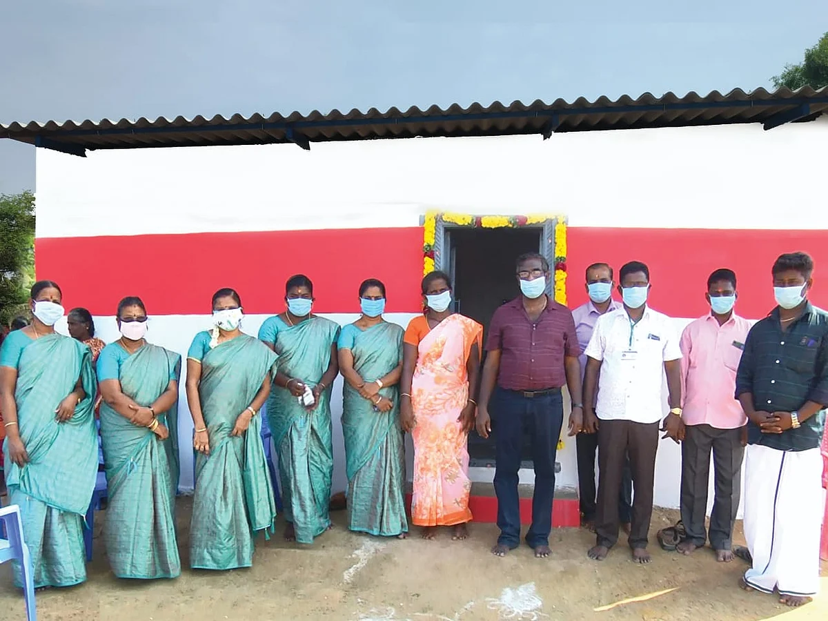 `வீடு இல்லையேன்னு ரொம்பக் கவலைப்பட்டிருக்கேன்!' -மாணவியை நெகிழவைத்த அரசுப் பள்ளி