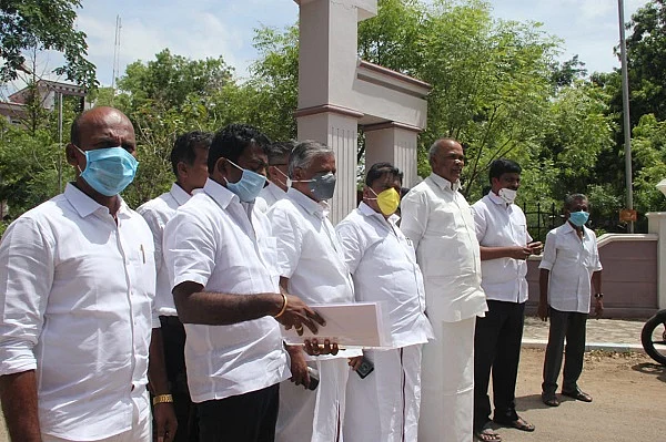 எஸ்.பி அலுவலகம் முன் தி.மு.க நிர்வாகிகள்