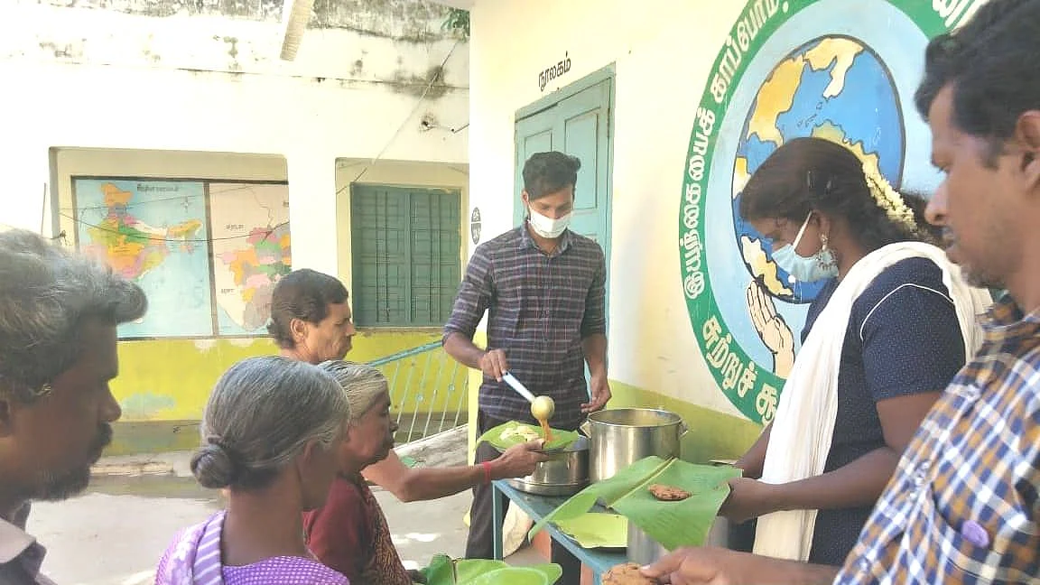 உணவு வழங்கும் தினேஷ் சரவணன்