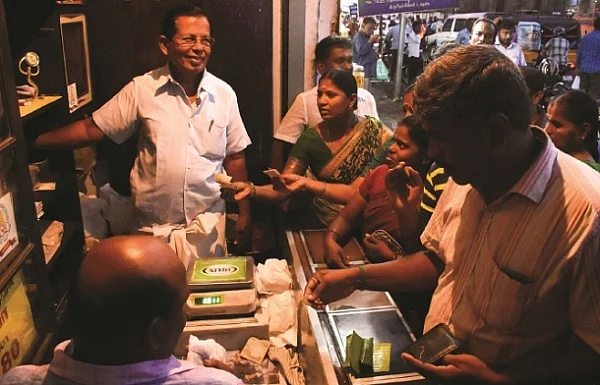 இருட்டுக்கடையில் அல்வா விற்பனை
