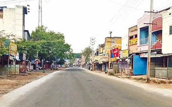 வெறிச்சோடிய சாலை