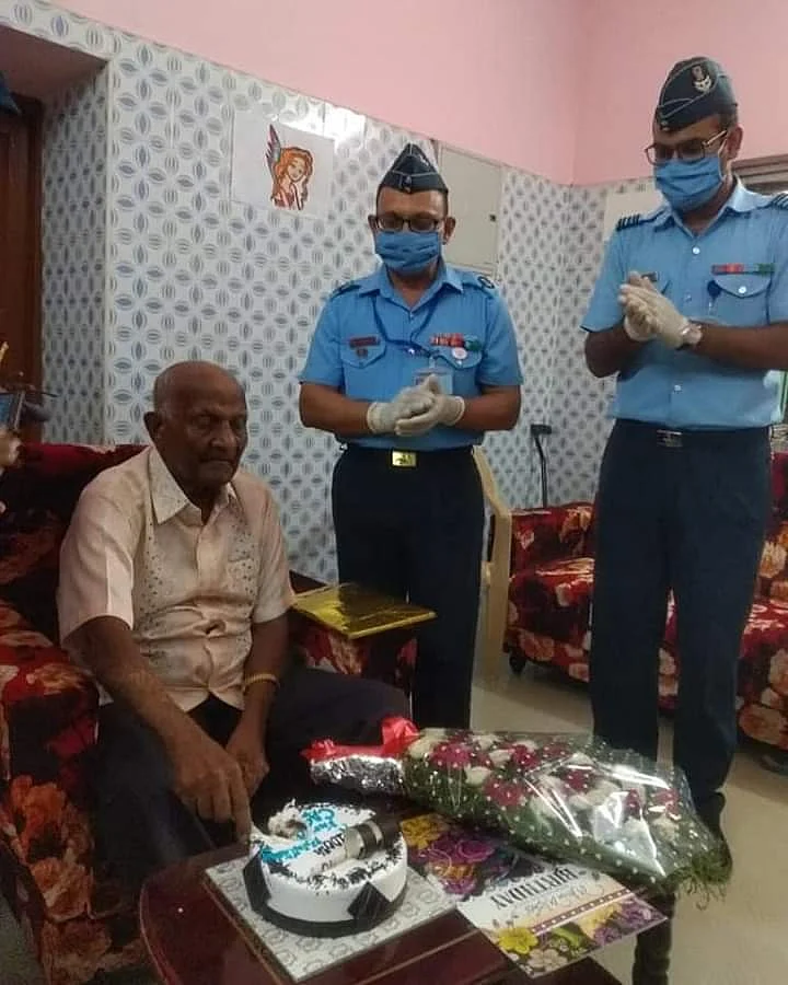 கேக் வெட்டும் துரைப்பாண்டியன்