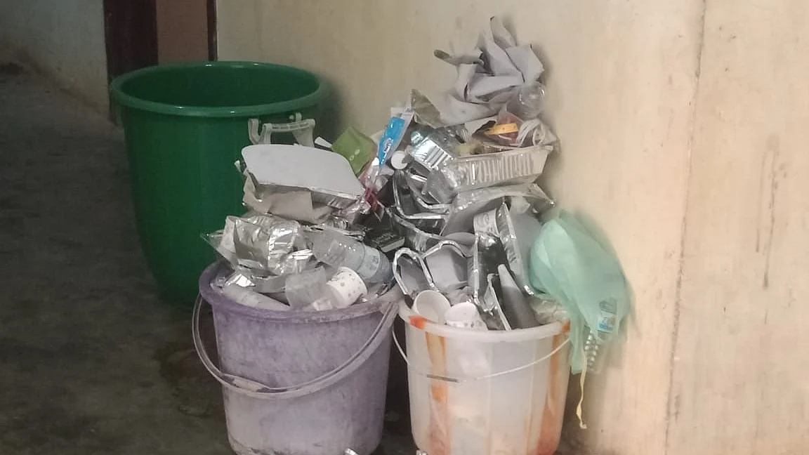 கொரோனா அறையில் குவிந்து கிடந்த குப்பை