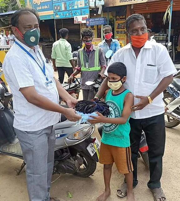 மாஸ்க்குகள் கொடுத்த சகோதரர்கள்